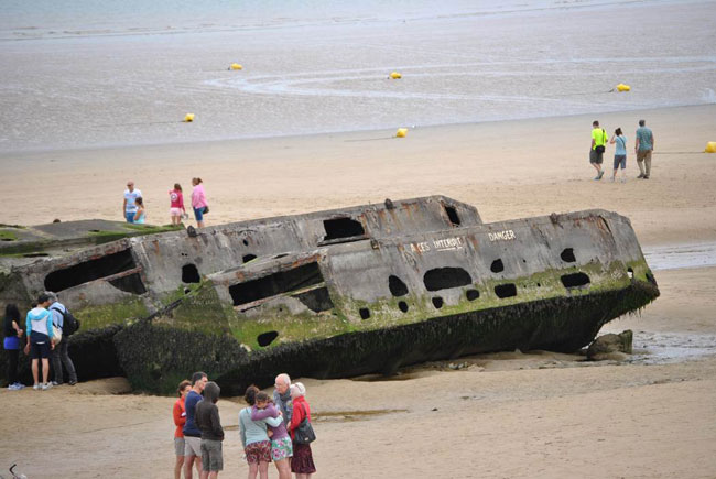 Sbarco in Normandia: resti dei mezzi militari Sbarco in Normandia: resti dei mezzi militari