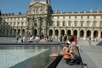 Piedi ammollo presso il Louvre Piedi ammollo presso il Louvre