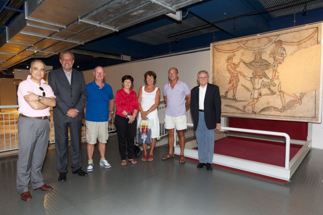 La premiazione del 500.000° visitatore della Domus, avvenuta lo scorso anno. Da sinistra Sergio Fioravanti, direttore Fondazione RavennAntica, Fabrizio Matteucci, sindaco di Ravenna, il Sig. Bemelmans, Elsa Signorino, presidente Fondazione RavennAntica, la Sig.ra Bemelmans, il Sig. Bartels e Lanfranco Gualtieri, presidente Fondazione Cassa di Risparmio di Ravenna. La premiazione del 500.000° visitatore della Domus, avvenuta lo scorso anno. Da sinistra Sergio Fioravanti, direttore Fondazione RavennAntica, Fabrizio Matteucci, sindaco di Ravenna, il Sig. Bemelmans, Elsa Signorino, presidente Fondazione RavennAntica, la Sig.ra Bemelmans, il Sig. Bartels e Lanfranco Gualtieri, presidente Fondazione Cassa di Risparmio di Ravenna.