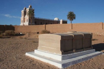 Tomba presso la chiesa del beato Pere Foucould
