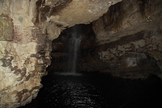 Ullapool una cava formata da una cascata (SMOO CAVE) Ullapool una cava formata da una cascata (SMOO CAVE)