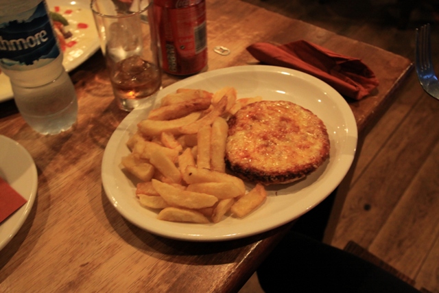Ullapool cena nel locale vicino al campeggio con pizza e patatine Ullapool cena nel locale vicino al campeggio con pizza e patatine