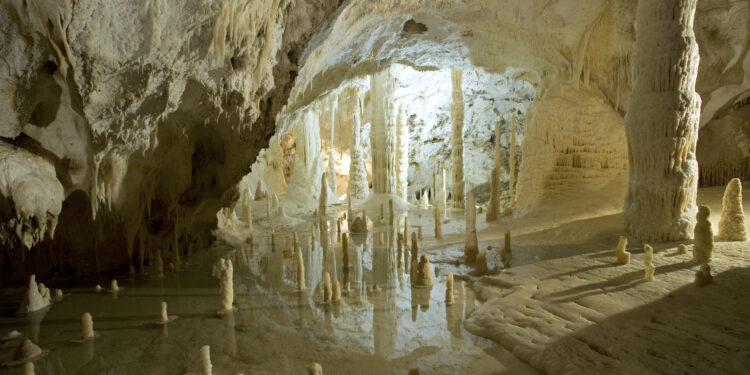 Le Grotte di Frasassi: la natura che incanta
