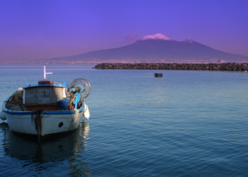 Golfo di Napoli con Vesuvio sullo sfondo