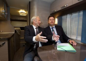 Il ministro dell’economia Reinhard Meyer visita la sede di Hobby