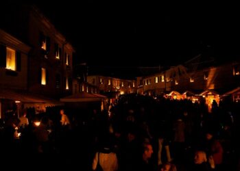 Il borgo di Candelara illuminato dalle candele