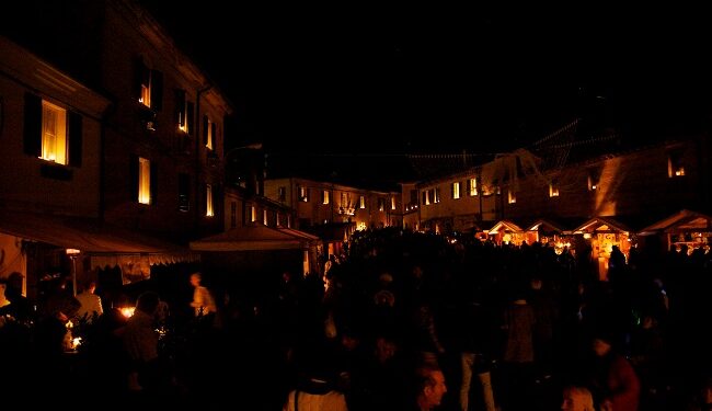 Il borgo di Candelara illuminato dalle candele