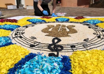 Con l’Infiorata del Corpus Domini, a Castelraimondo (MC) è tripudio di colori e profumi