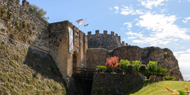 Fiori nella Rocca 2026: a Lonato del Garda (BS) torna il tripudio delle piante medicinali