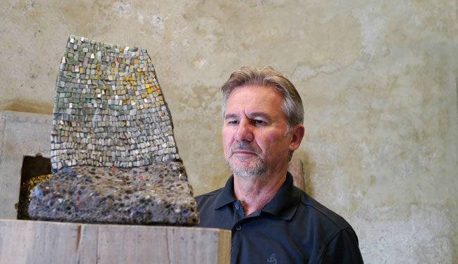 il mosaicista Marco De Luca osserva l'opera “Le quattro stagioni”