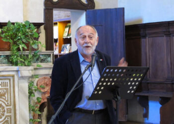 Mauro Mazzotti durante una lettura