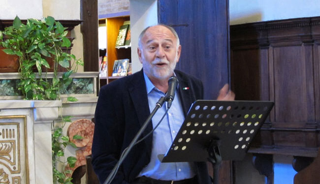 Mauro Mazzotti durante una lettura