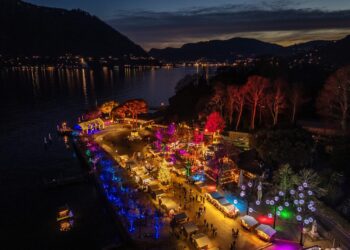 Cernobbio (CO) si trasforma in un villaggio incantato per il Natale tra luci, musica e tradizioni