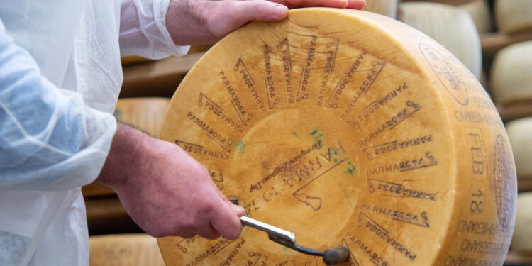 Caseifici Aperti: il 20 e 21 aprile appuntamento col Parmigiano Reggiano