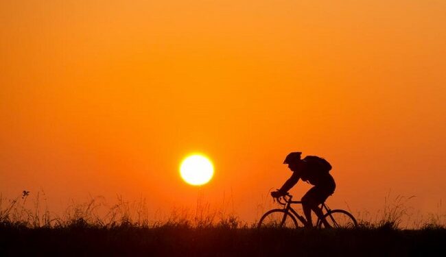 Pedalando al tramonto
