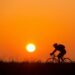 Pedalando al tramonto