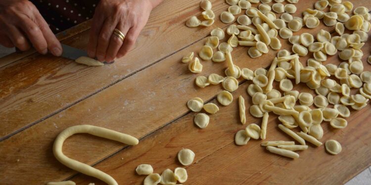 Orecchiette nelle ‘nchiosce: a Grottaglie (TA) l’11 e 12 agosto l’evento dedicato all’orecchietta pugliese