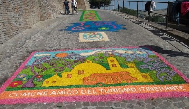 Tappeti di fiori per le vie