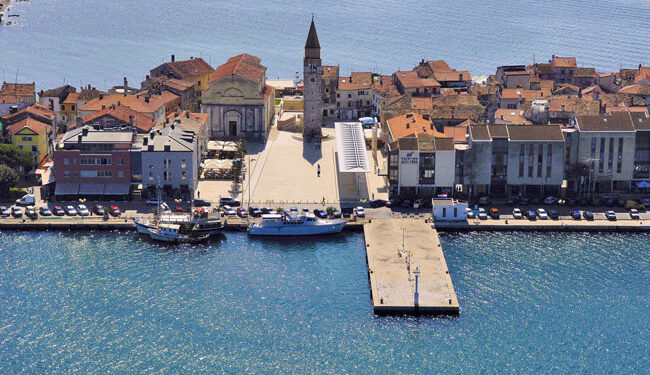 Umago, il campanile che dà sul mare