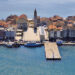 Umago, il campanile che dà sul mare