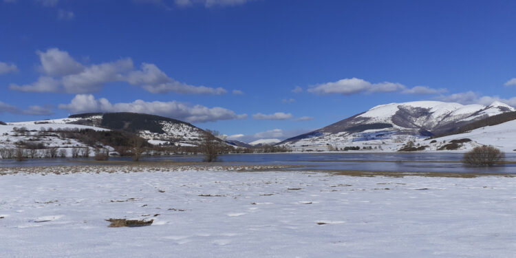 Camminare con le ciaspole in Umbria alla scoperta del paesaggio coperto di neve