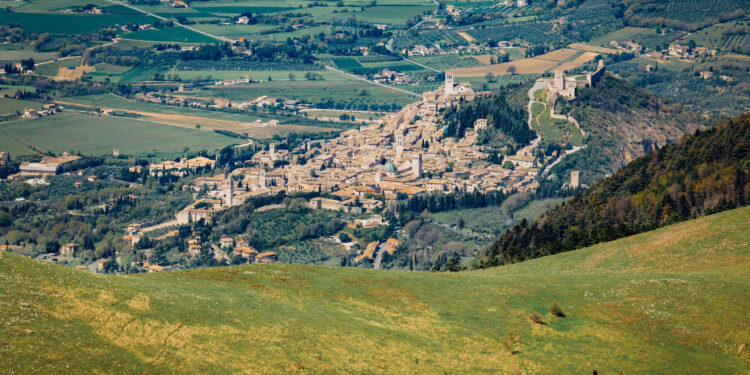 Il 13 e 14 luglio ad Assisi arriva “Ascesa al Monte”, un cammino tra meditazione, musica e natura