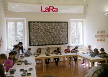bambini impegnati in un laboratorio didattico