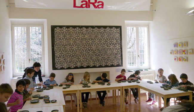 bambini impegnati in un laboratorio didattico