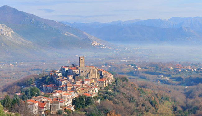 Natale al Borgo di Tora e Piccilli, tra i falò di S.Lucia e il profumo del mosto selvatico