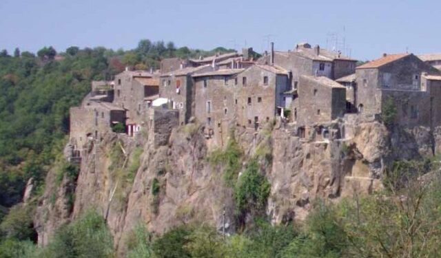 Calcata e la Valle del Treja