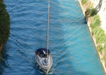 Barca a vela nel Canale di Corinto