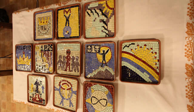 i mosaici di ciascuna squadra realizzati dai partecipanti presso i laboratori di Tamo