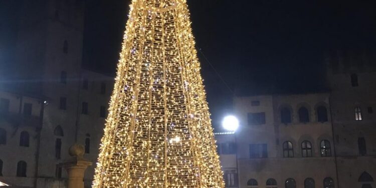 Arezzo Città del Natale si veste di luce