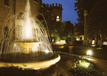 visione notturna della Cripta Rasponi e Giardini Pensili del Palazzo della Provincia