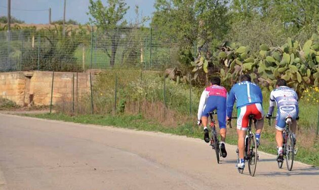 Pedalando tra i fichi d’India