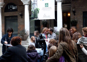 Silvia Togni durante una passeggiata per Ravenna