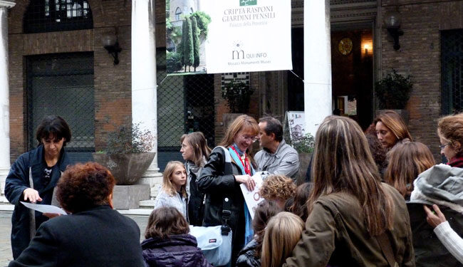 Silvia Togni durante una passeggiata per Ravenna