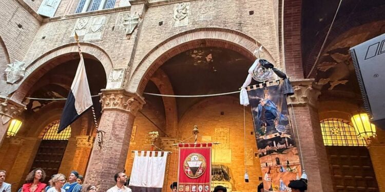 Domenica 16 agosto torna il Palio di Siena: presentato il Drappellone